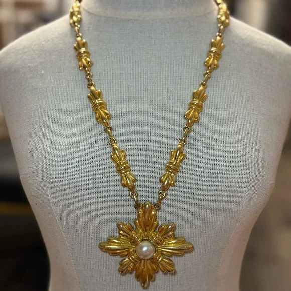 SOLD Vintage. 1972 Mimi Di N - Runway Necklace - Picture 3 of 15